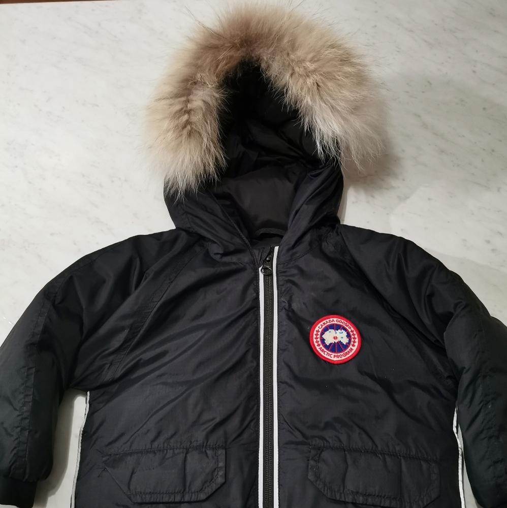 Authentic Canada Goose Elijah kids jacket in deep navy 2T, like new boys girls